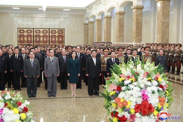 김정은 북한 국무위원장이 정권수립 73주년(9월9일) 당일에 부인인 리설주 여사와 함께 금수산태양궁전을 참배했다고 조선중앙통신이 10일 보도했다. 이날 참배에는 정치국 상무위원들인 최룡해 최고인민회의 상임위원장 겸 국무위원회 제1부위원장, 조용원 노동당 조직비서, 김덕훈 내각총리, 박정천 당비서를 비롯해 무력기관 고위간부들이 수행했다. 2021.9.10