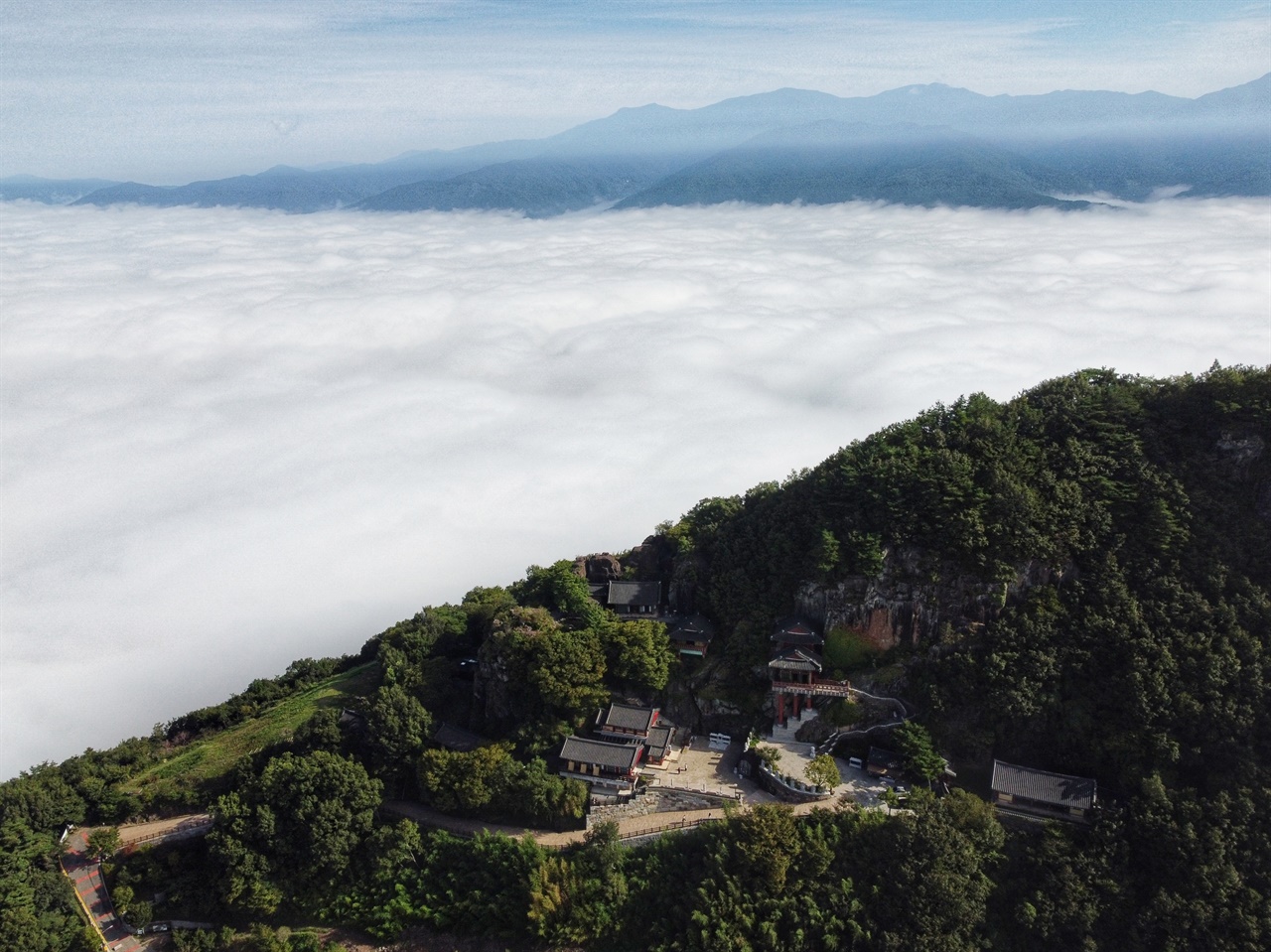  지리산 노고단 능선과 오산 사성암 사이로 펼쳐진 구름 바다