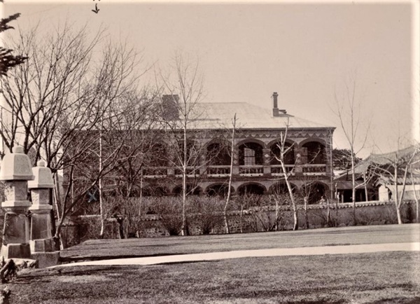 1902년 이후 새롭게 건축된 수옥헌의 모습이다. 미국 공사관 쪽에서 촬영된 것으로 추정된다.