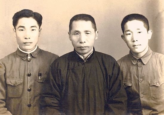백범 김구와 그의 아들들. 왼쪽이 장남 김인, 오른쪽이 차남 김신이다. 