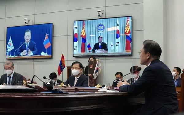 문재인 대통령이 10일 청와대에서 열린 우흐나 후렐수흐 몽골 대통령과의 화상 정상회담에서 인사말을 하고 있다.