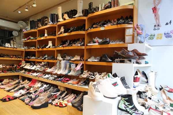 도현동 사장이 디자인해서 만들어 낸 여자 신발(여자 신발은 백화점에 납품하기 시작한 1986년부터 만들기 시작했다.)