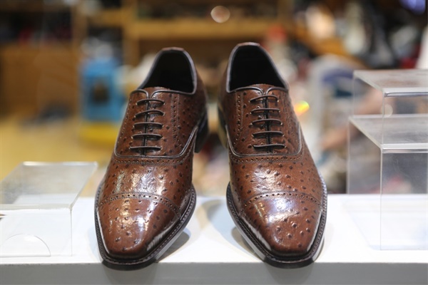 신발의 안과 겉면 바닥까지 최고의 가죽으로 만든 타조 가죽 신발. 베로나 수제화에서 가장 비싼 신발이다.