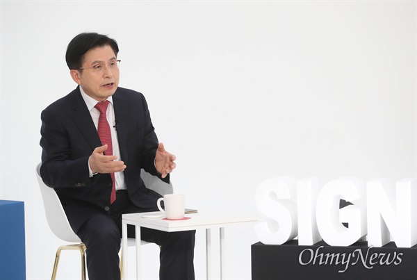 국민의힘 황교안 대선 경선 후보가 지난달 10일 오후 서울 금천구 즐스튜디오에서 열린 '국민 시그널 면접'에 참석해 질문에 답하고 있다.