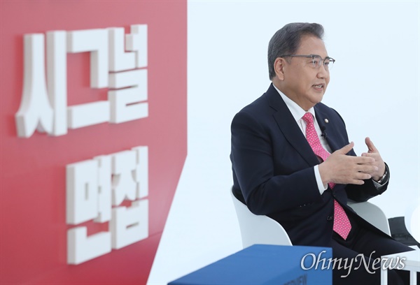 국민의힘 박진 대선 경선 후보가 지난 10일 오후 서울 금천구 즐스튜디오에서 열린 '국민 시그널 면접'에서 질문에 답하고 있다.