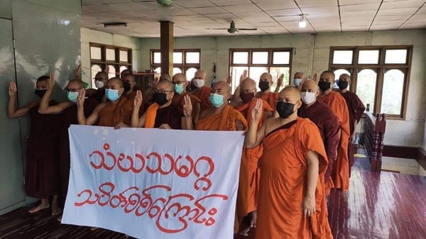 만달레이 승려회 스님들 반독재 시위