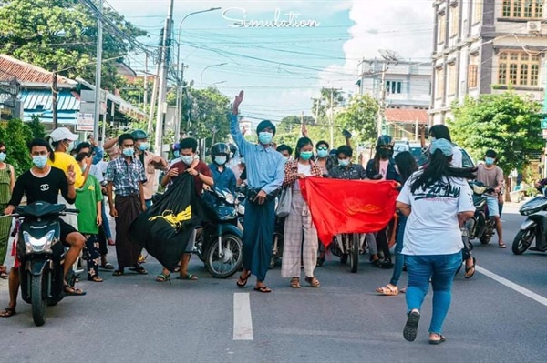 만달레이에서 총대학생들의 반독재 시위
