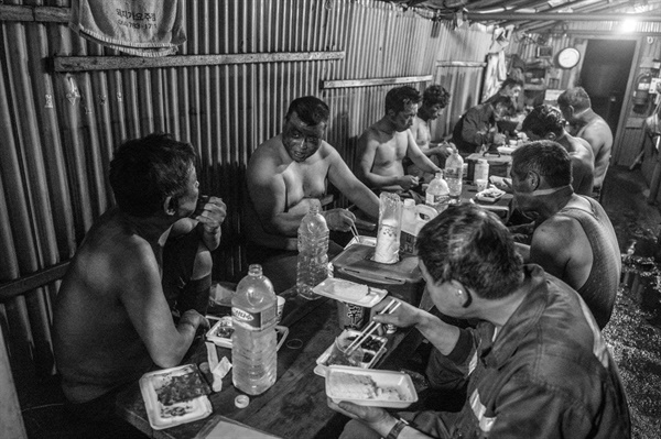 광부들의 점심 식사. 전시 사진 가운데 가장 뭉클했던 작품. 점심시간에 모인 광부들이 웃통을 벗은 채 도시락으로 식사하고 있다. 