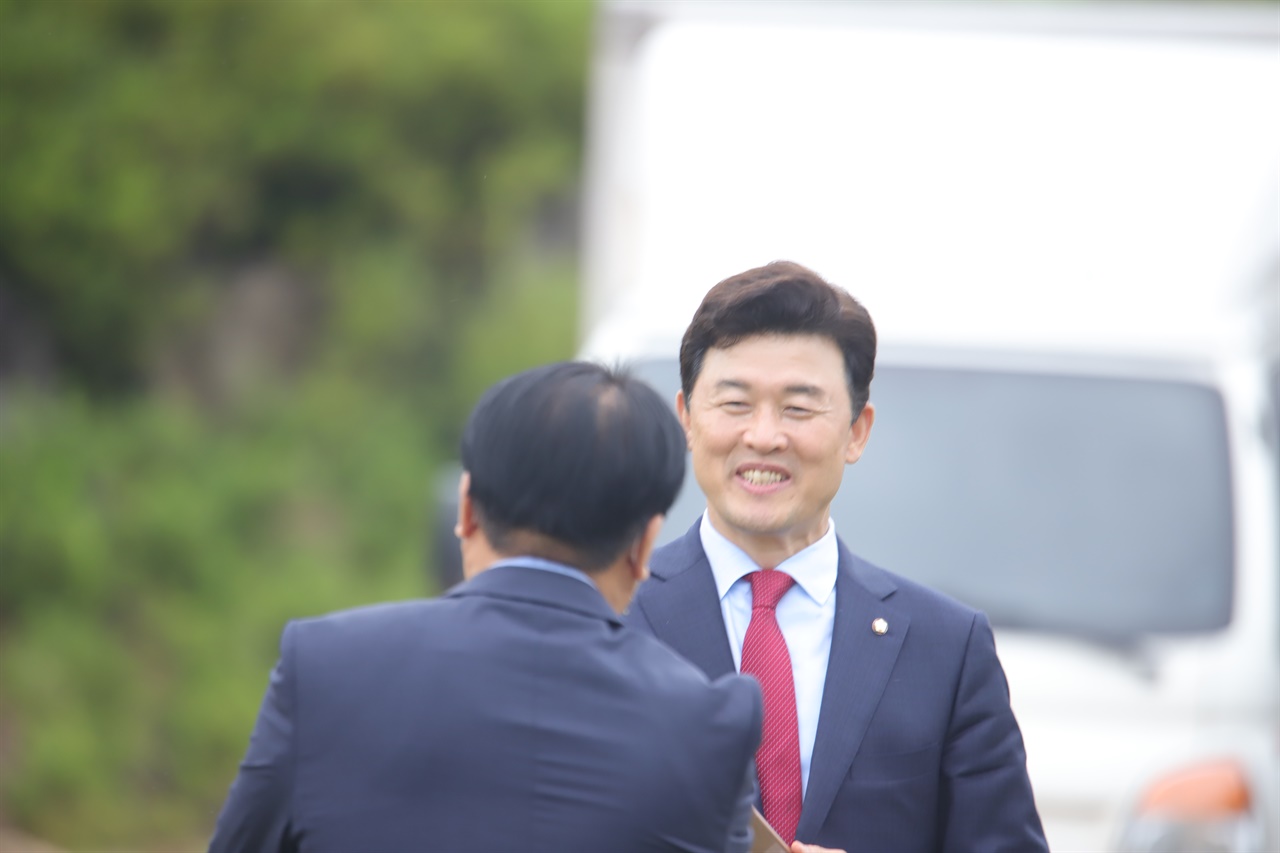 국민의힘 윤영석 의원(양산갑)이 국제행사장 개막에 앞서 마스크를 벗고 주민·관광객을 접촉해 방역수칙 위반 지적을 받고 있다.