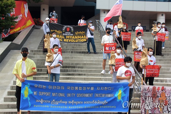 한국미얀마연대, 경남이주민센터, 경남미얀마교민회는 12일 오후 창원역 광장에서 “미얀마 민주주의 연대 28차 일요시위”를 벌였다.
