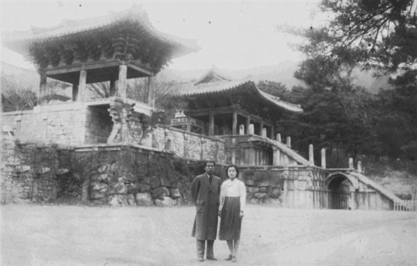 김수경과 이남재는 1942년 친구 결혼식에서 들러리로 만났다. 이남재는 이화여대 도서관장으로 30년 재직한 이봉순과 이화여전 문과 동기동창이다. 1943년 결혼한 김수경과 이남재는, 워즈워스(William Wordsworth)의 “생활은 소박하게 생각은 고상하게”(Plain Living and High Thinking)라는 문구를 생활신조로 삼았다고 한다.