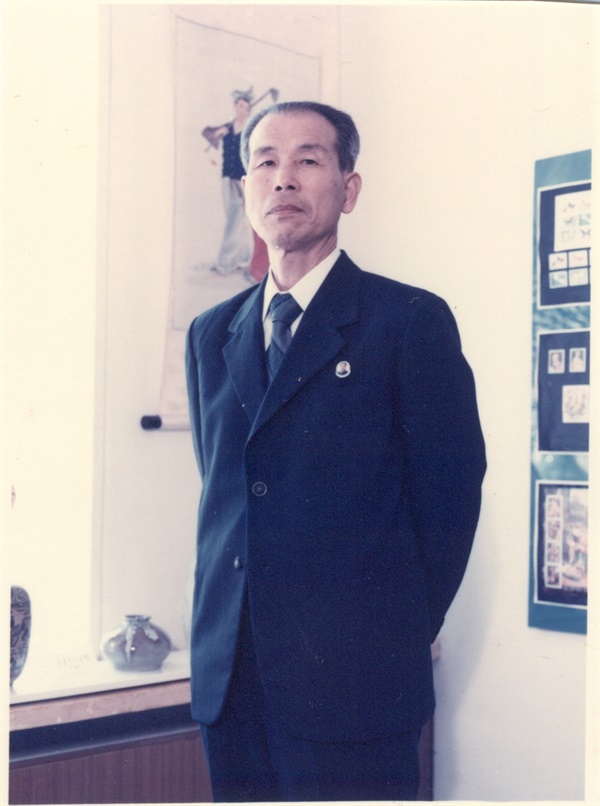 1968년 김수경은 북한의 국가도서관인 중앙도서관(지금의 인민대학습당)으로 자리를 옮겼다. 이 사진을 촬영할 무렵 김수경은, 인민대학습당 운영방법 연구실장으로 일했다. 그가 일한 인민대학습당 안에서 촬영한 사진으로 추정된다.