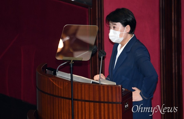 국민의힘 윤희숙 의원이 13일 국회 본회의에서 열린 본인의 사직안 표결에 앞서 신상 발언을 하고 있다.