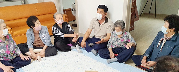 박 이장이 할머니경로당에서 새벽에 내린 폭우피해 상황에 대해 설명하고 있다.