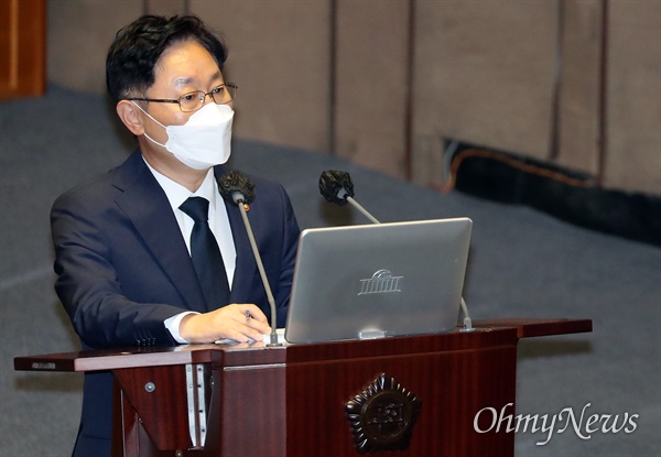  박범계 법무부 장관이 13일 오후 국회 본회의에서 열린 정치 분야 대정부 질문에서 더불어민주당 백혜련 의원 질의에 답변하고 있다.