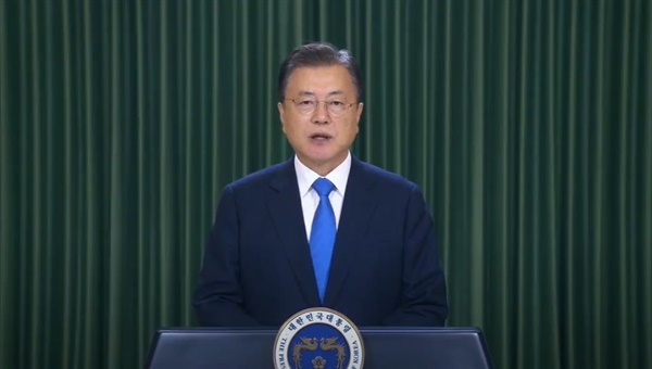 문재인 대통령이 13일 서울 강남구의 한 호텔에서 열린 '2021년 글로벌 바이오 콘퍼런스'에서 영상 축사를 하고 있다.