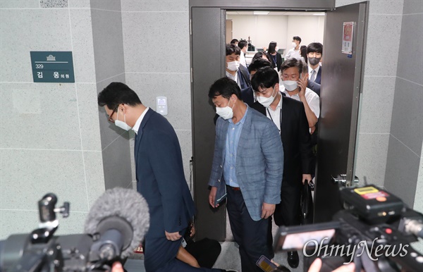 13일 오후 서울 여의도 국회 의원회관 국민의힘 김웅 의원 사무실에서 공수처 관계자들이 압수수색을 마치고 나가고 있다.