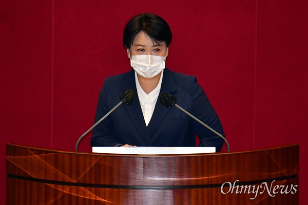 윤희숙 전 국민의힘 의원이 2021년 9월 13일 국회 본회의에서 열린 본인의 사직안 표결에 앞서 신상 발언을 하고 있다. 