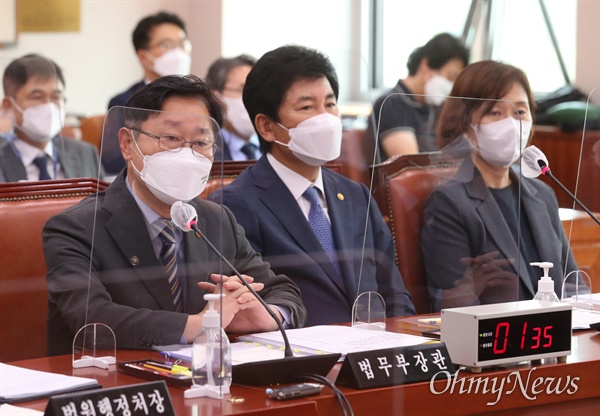 박범계 법무부 장관이 14일 오전 서울 여의도 국회에서 열린 법제사법위원회 전체회의에서 의원들의 질의에 답변하고 있다.