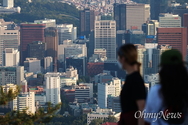 인왕산에 오른 시민들이 빌딩이 가득한 서울 도심을 내려다보고 있다. 2021.9.11