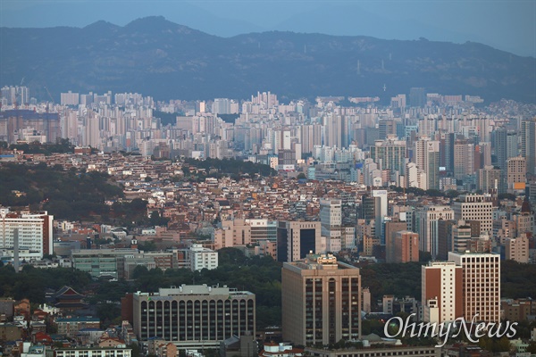 서울 도심 빌딩과 주택, 아파트 단지.