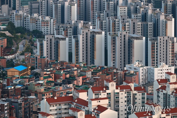 서울 도심 아파트 단지와 주택들.