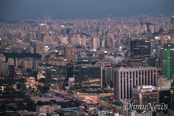 경복궁, 광화문, 정부서울청사가 보이는 서울 도심 야경.