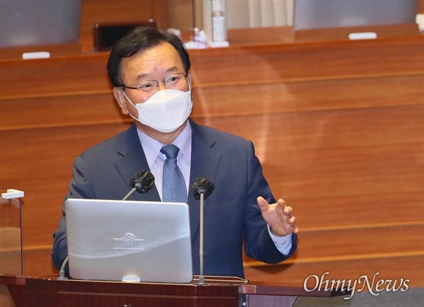 김부겸 국무총리가 14일 서울 여의도 국회 본회의에서 진행된 외교·통일·안보 분야 대정부질문에서 답변하고 있다.