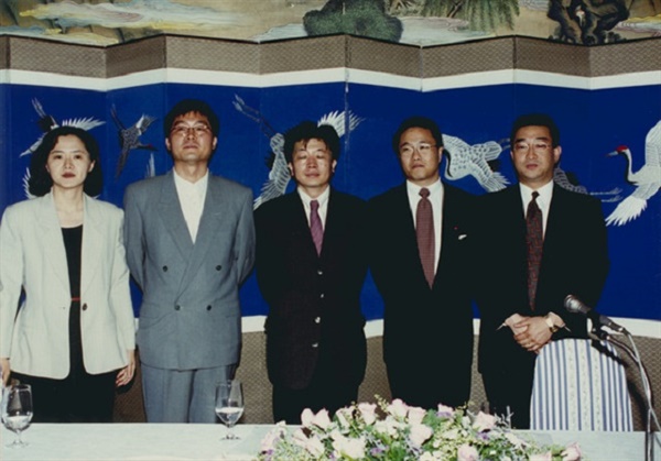  1995년 은행나무침대 제작 기자회견에 참석한 오정완(제작자), 강제규(감독),  신철(신씨네 대표) 