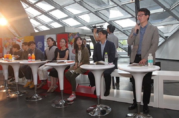  2013년 부산영화제 기자회견 당시 채수진 전문위원(오른쪽에서 세번째)