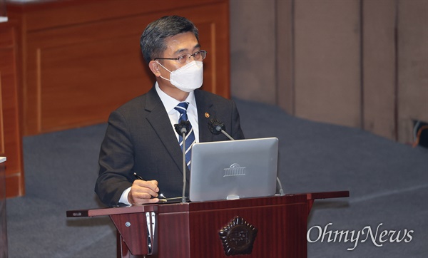  서욱 국방부 장관이 14일 오후 서울 여의도 국회 본회의에서 열린 외교·통일·안보 분야 대정부질문에서 답변하고 있다.