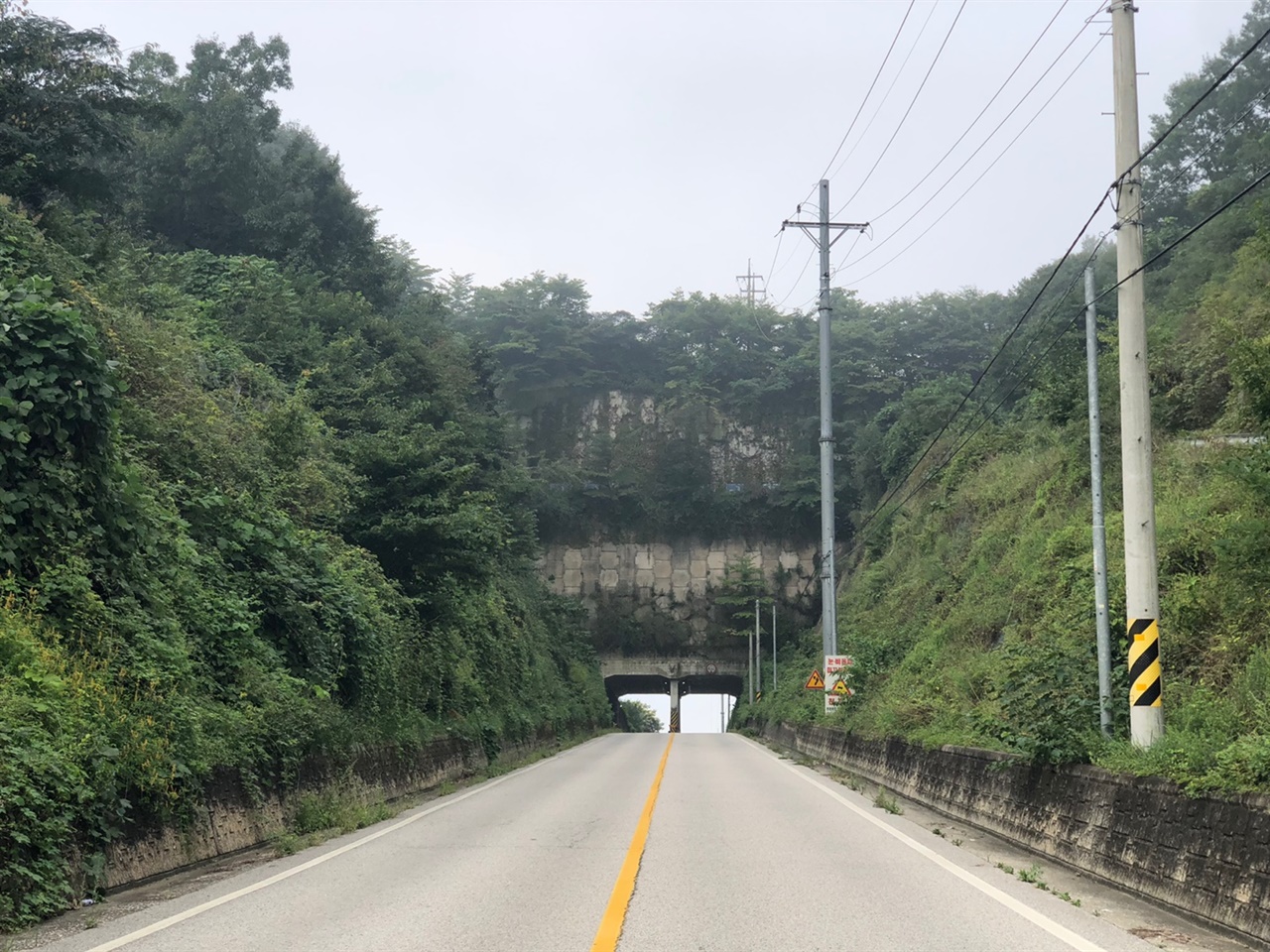 전주천 발원지를 찾아가는 길목의 석등슬치로에 있는 동물이동통로. 임도로도 활용되고 있다.