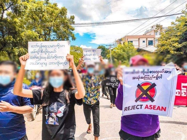 만달레이 학생들의 반독재 시위