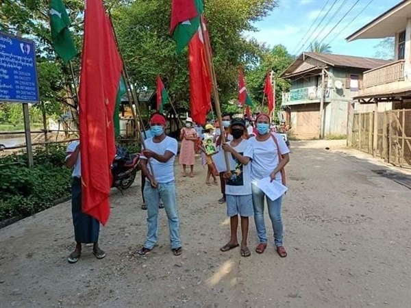 13일 파칸의 한 마을에서 조모툰 유엔대사와 NUG를 지지하는 시위가 일어났다.