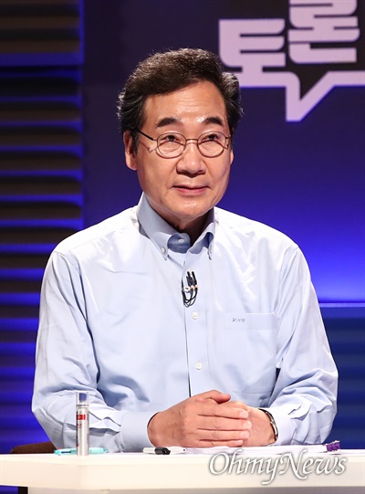 더불어민주당 이낙연 대선 경선 후보가 14일 오후 서울 마포구 상암동 MBC에서 100분 토론을 준비하고 있다.