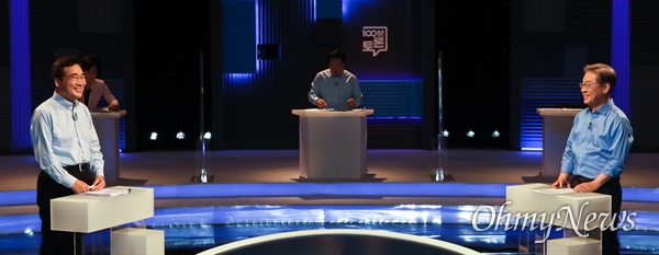 더불어민주당 이재명(오른쪽), 이낙연 대선 경선 후보가 14일 오후 서울 마포구 상암동 MBC에서 열린 100분 토론에서 일대일 토론 리허설을 하고 있다. 