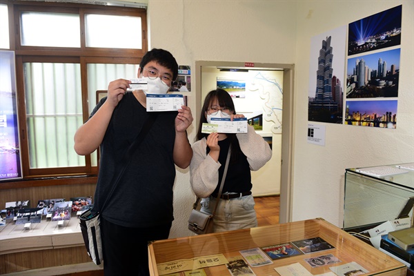 평양행 비행기 티켓과 대전에서 출발하는 대륙횡단열차 티켓이 기념품으로 제공되고 있다.