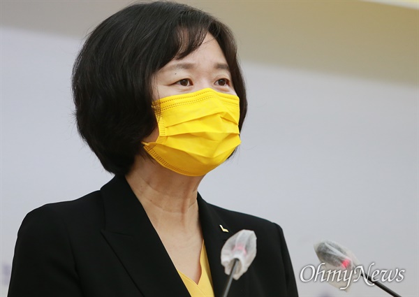 정의당 대선경선 주자인 이정미 전 대표가 15일 부산시의회에서 기자회견을 열고 있다