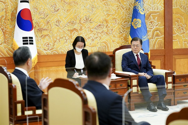 문재인 대통령이 15일 청와대 본관 접견실에서 왕이 중국 국무위원 겸 외교부장을 접견하고 있다. 
