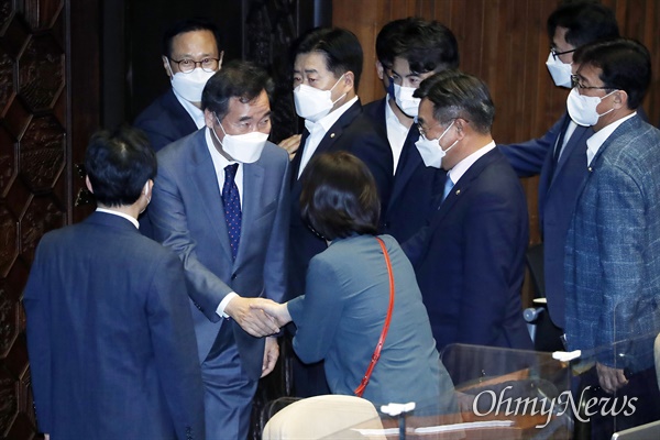  더불어민주당 이낙연 대선 경선 후보가 15일 국회 본회의에서 자신의 사직안이 가결된 뒤 동료 의원들과 인사하고 있다.