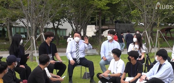 윤석열 국민의힘 대선경선 후보가 지난 13일 안동대학교를 방문해 학생들과 대화를 나누고 있다.
