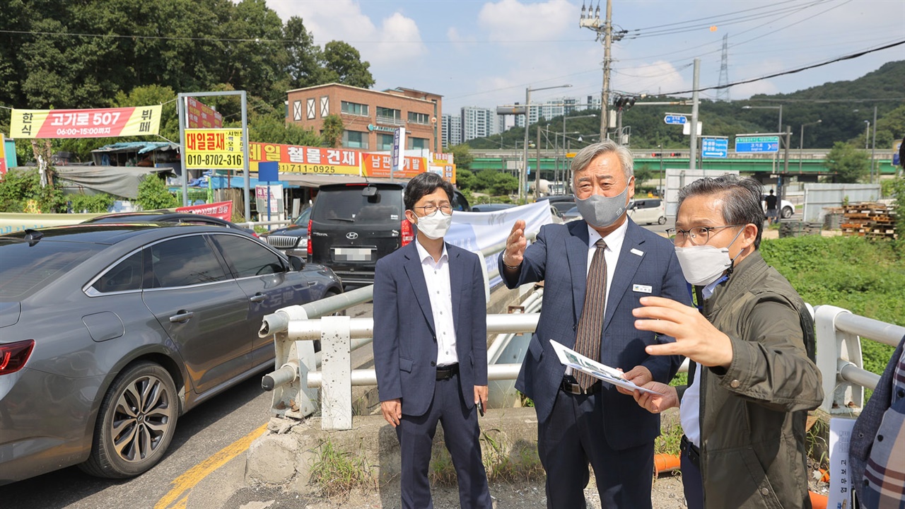 고기교 현장시찰에 나선 이재강 경기도평화부지사 모습