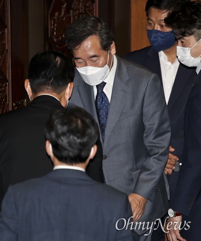 더불어민주당 대권주자인 이낙연 전 대표가 15일 서울 여의도 국회에서 열린 본회의에서 본인의 의원직 사직안이 통과된 뒤 의원들과 인사하고 있다.