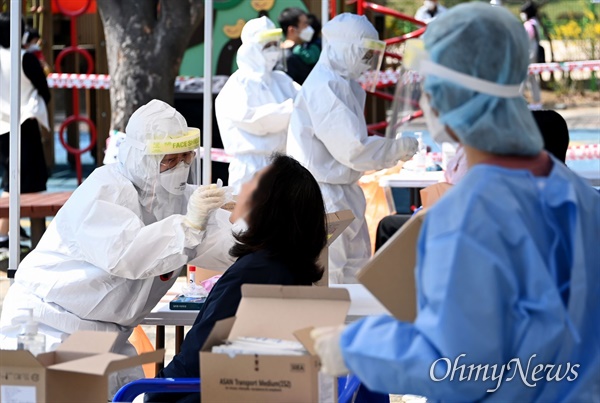 4월 6일 인천시 연수구 어린이집 코로나19 집단감염과 관련해 연수구 동춘근린공원에 마련된 임시선별검사소에서 시민들이 검체검사를 받고 있다.
