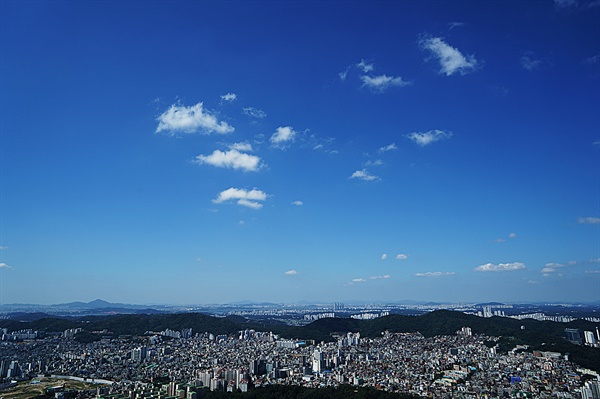 족두리봉을 오르다가 바라본 시내 풍경