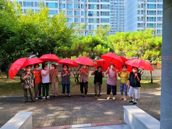  아파트 경로당의 공유 우산 프로젝트.