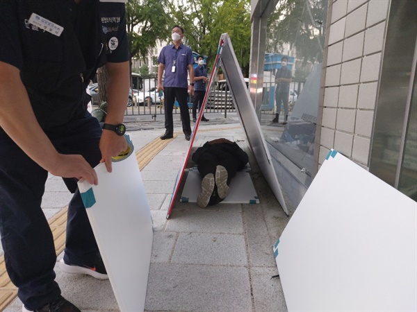 신상기 금속노조 대우조선지회장을 비롯하 간부들은 '대우조선해양 매각 철회'를 요구하며 16일부터 청와대 앞과 주변에서 노숙농성, 손팻말 시위를 벌이고 있다.