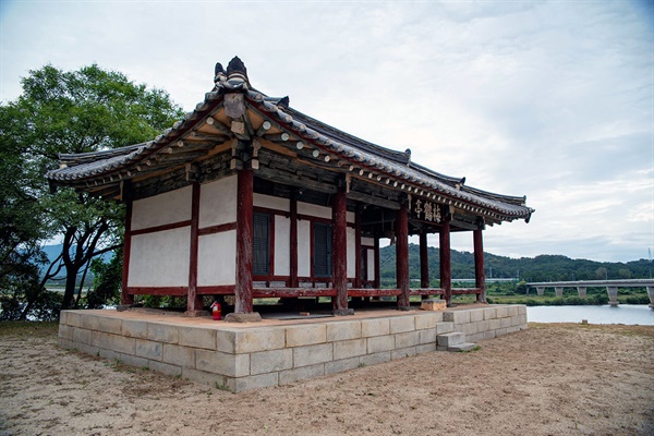 고아읍 예강리 낙동강 강변에 세운 매학정. 고산은 이 정자를 사위 이우에게 물려주었다.