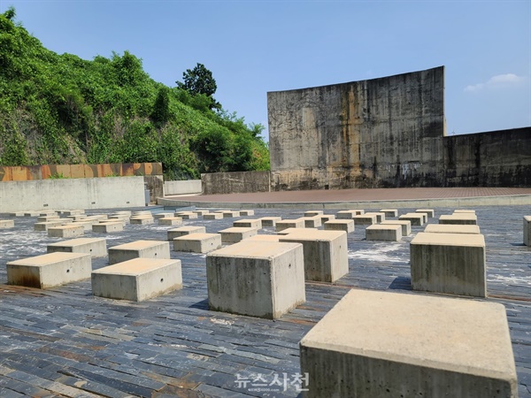 옛 마포석유비축기지 외벽을 일부 남겨 열린 공연장으로 활용하고 있는 모습.