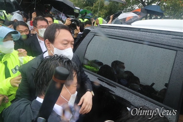 윤석열 국민의힘 대선경선 후보가 17일 오전 박정희 전 대통령 생가에서 추모한 뒤 차에 탑승하고 있다.